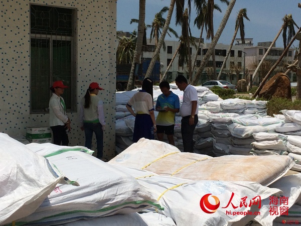 與翁田鎮(zhèn)政府工作人員核對(duì)物資